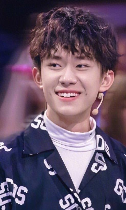 肖战王一博易烊千玺9大男星羊毛卷发型,时髦又帅气,你有同款吗