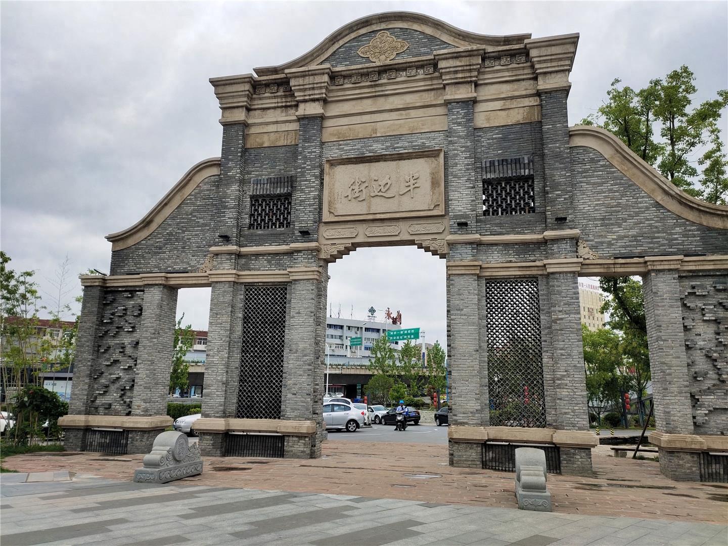 合肥大蜀山的脚下竟还有这样一个地方，半边风景半边街