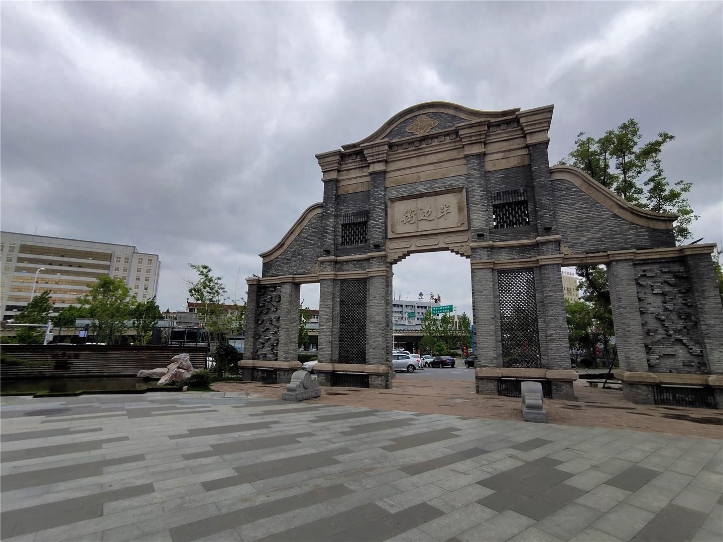 合肥大蜀山的脚下竟还有这样一个地方，半边风景半边街