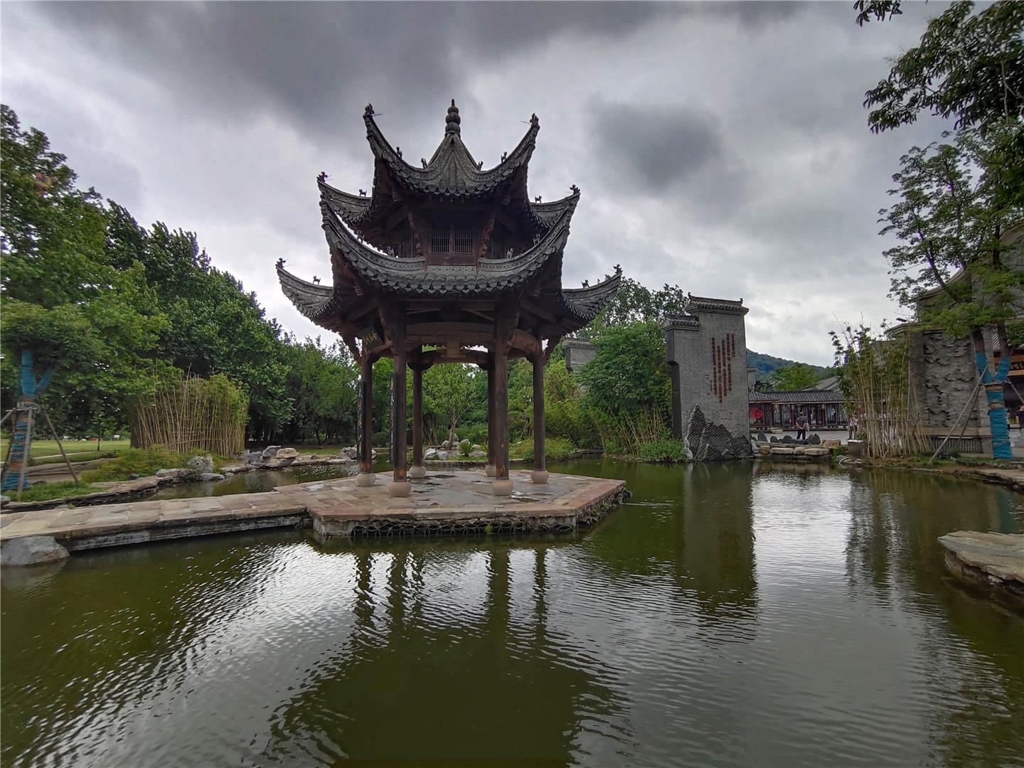 合肥大蜀山的脚下竟还有这样一个地方，半边风景半边街