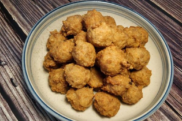 炸肉丸会有很多泡沫怎么办 炸肉丸为什么油往外溢 炸肉丸会有很多泡沫怎么办 炸肉丸为什么油往外溢