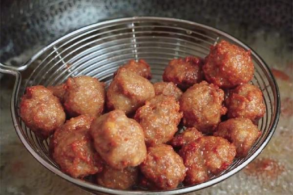 炸肉丸会有很多泡沫怎么办 炸肉丸为什么油往外溢 炸肉丸会有很多泡沫怎么办 炸肉丸为什么油往外溢