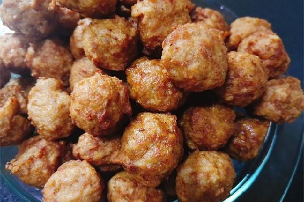 炸肉丸会有很多泡沫怎么办 炸肉丸为什么油往外溢 炸肉丸会有很多泡沫怎么办 炸肉丸为什么油往外溢