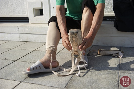 梦想的力量!山东淄博75岁大爷学跳芭蕾 脚趾甲都被磨变色