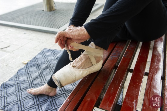 梦想的力量!山东淄博75岁大爷学跳芭蕾 脚趾甲都被磨变色