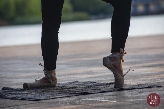 梦想的力量!山东淄博75岁大爷学跳芭蕾 脚趾甲都被磨变色