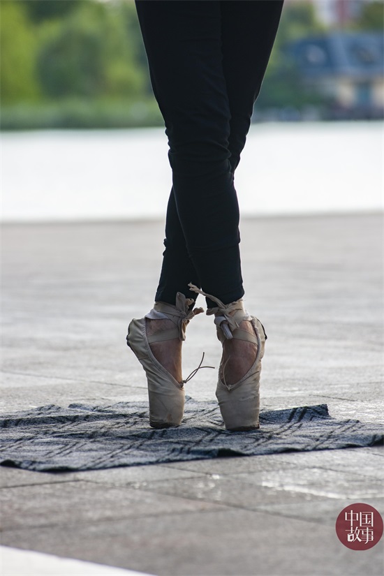 梦想的力量!山东淄博75岁大爷学跳芭蕾 脚趾甲都被磨变色