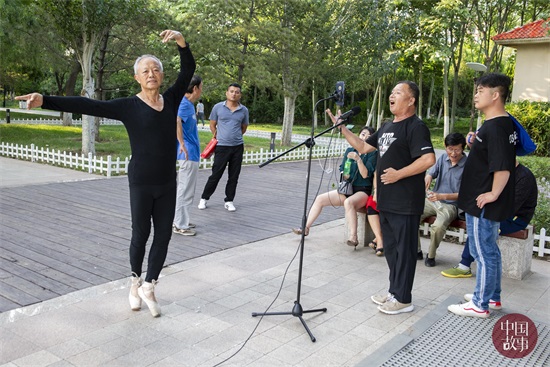 梦想的力量!山东淄博75岁大爷学跳芭蕾 脚趾甲都被磨变色