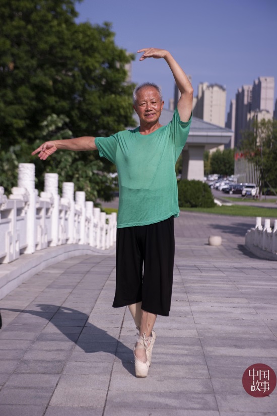 梦想的力量!山东淄博75岁大爷学跳芭蕾 脚趾甲都被磨变色