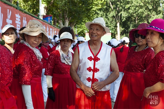 梦想的力量!山东淄博75岁大爷学跳芭蕾 脚趾甲都被磨变色
