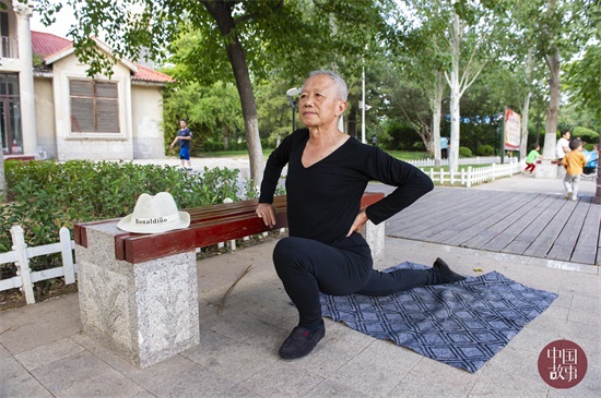 梦想的力量!山东淄博75岁大爷学跳芭蕾 脚趾甲都被磨变色