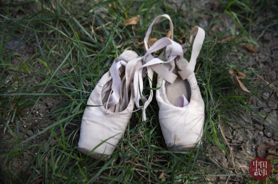 梦想的力量!山东淄博75岁大爷学跳芭蕾 脚趾甲都被磨变色