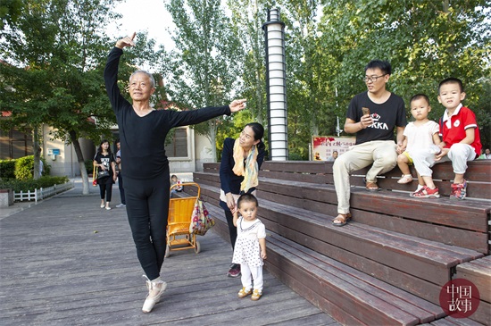 梦想的力量!山东淄博75岁大爷学跳芭蕾 脚趾甲都被磨变色