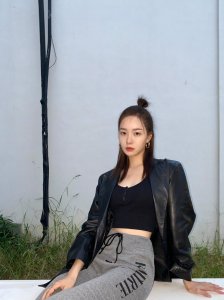 ​176cm赵尧珂和167cm周雨彤，同为皮衣造型，不是腿长就能赢