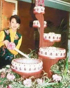 ​蔡少芬当年有多大魅力，刘銮雄为她办百万生日宴，原配居然也夸她