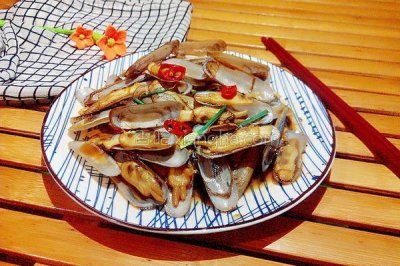 ​现在蛏子最肥美，大厨教你一招，让它吐沙又快又干净，吃的超过瘾