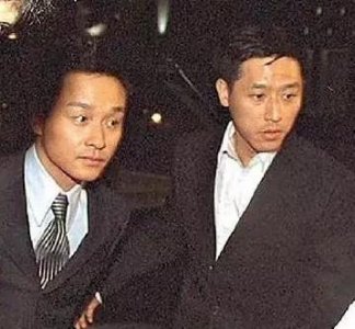 ​频晒两人催泪旧照，失去挚爱张国荣第17年，唐鹤德眼里终于有了光