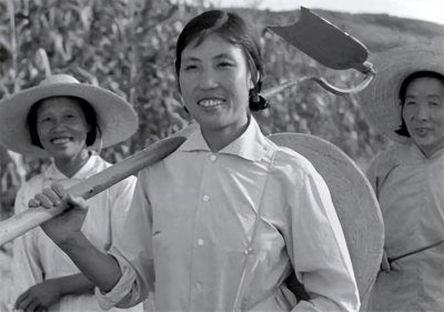 ​92年，“铁姑娘”郭凤莲拜访大邱庄的禹作敏，禹作敏送她2份大礼