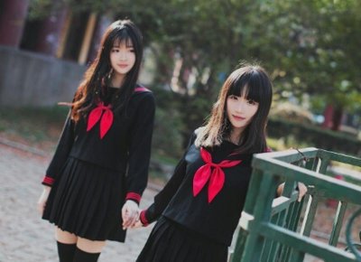 ​小姨看外孙自己睡着了，孩子把她的牛仔裤剪破，她醒来无奈又生气