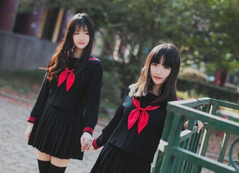 小姨看外孙自己睡着了,孩子把她的牛仔裤剪破,她醒来无奈又生气 小姨看外孙自己睡着了,孩子把她的牛仔裤剪破,她醒来无奈又生气