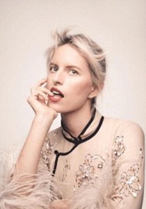 ​维密女神！卡罗莱娜科库娃：魅力无限，捷克超模中的顶级魅力代表