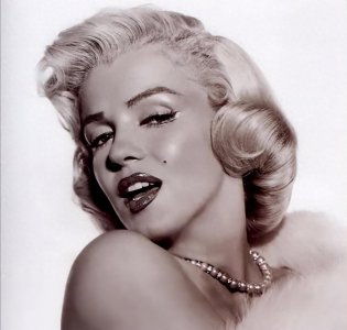 ​61年前，梦露穿钻石裙在肯尼迪生日宴大胆示爱，3个月后离奇身亡