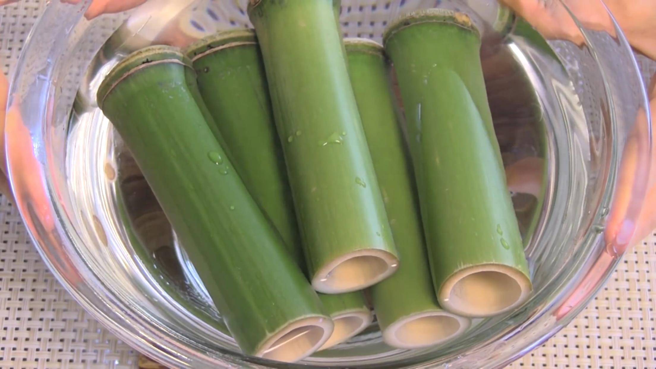 俗话说竹筒倒豆子,今天咱们来玩一发竹筒倒红豆糕,快点做起来