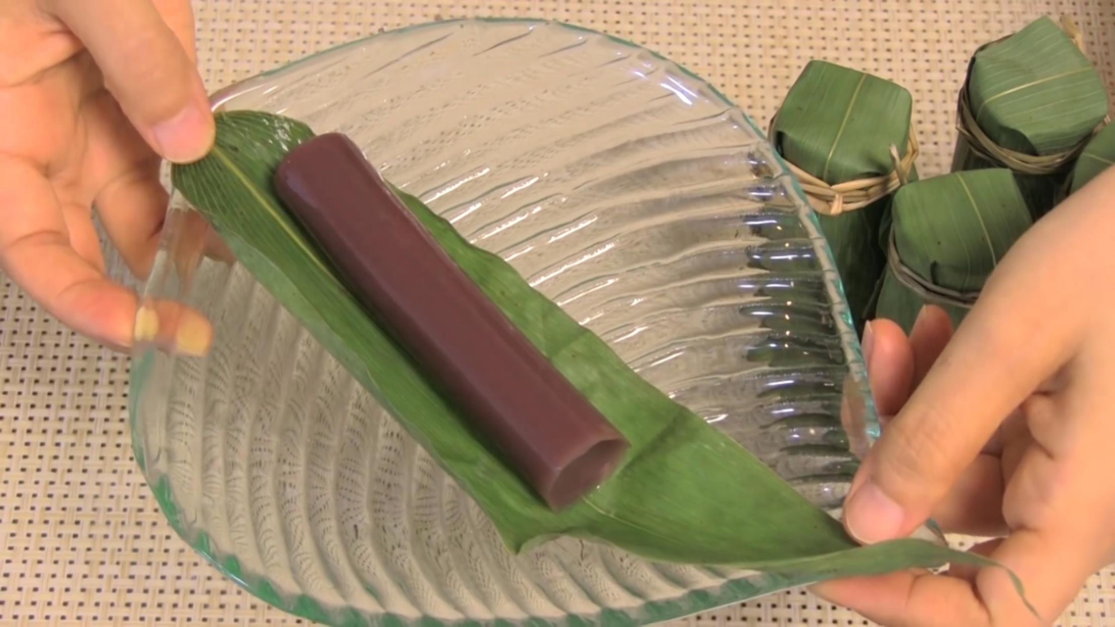 俗话说竹筒倒豆子,今天咱们来玩一发竹筒倒红豆糕,快点做起来