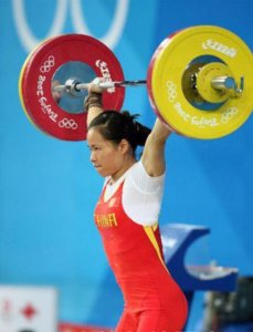 ​举重冠军陈艳青：3次退役3次复出，嫁恩师住别墅，生下孩子跟母姓
