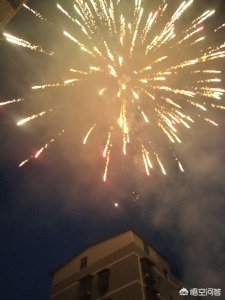 ​手机拍烟花，花3分钟学3个小技巧，让你拍摄的烟花独具一格