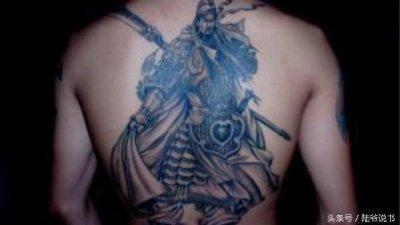 ​纹身师傅警告小混混不要纹关公，混混不听，最终难逃报应