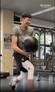 ​广东男篮晒周琦训练视频，单手举80斤哑铃，大魔王归来？