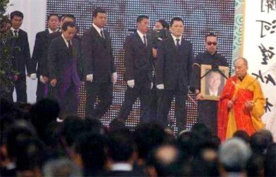 ​生前呼风唤雨，死后豪车蒙灰，3万人送行，连向华强都不敢怠慢！
