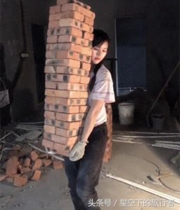 ​镜头下：工地上搬砖的农村姑娘，你会喜欢吗？