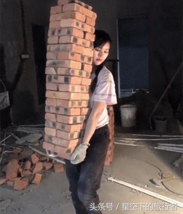 镜头下：工地上搬砖的农村姑娘，你会喜欢吗？