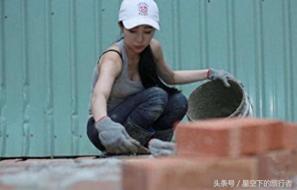 镜头下：工地上搬砖的农村姑娘，你会喜欢吗？