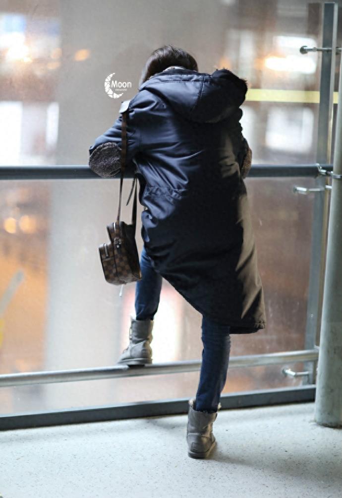 在机场又是啃手指又是捂脸的,终于见到郑爽的最新机场照啦!