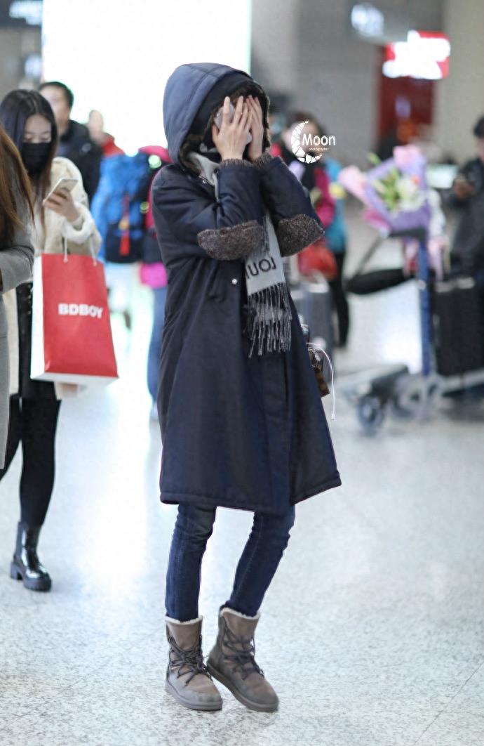 在机场又是啃手指又是捂脸的,终于见到郑爽的最新机场照啦!