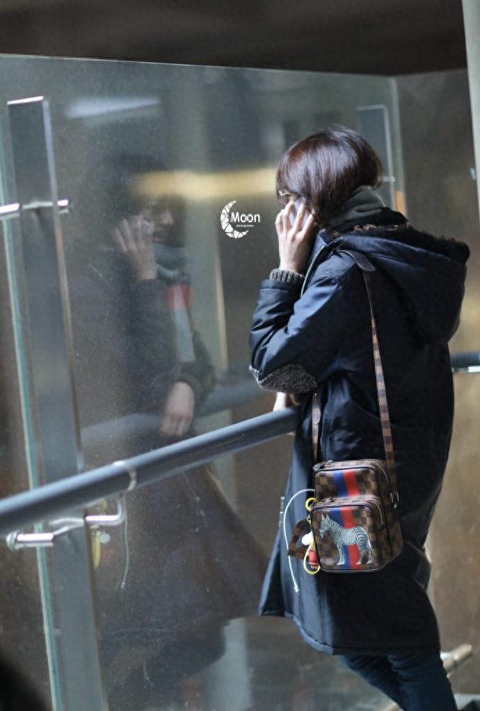 在机场又是啃手指又是捂脸的,终于见到郑爽的最新机场照啦!