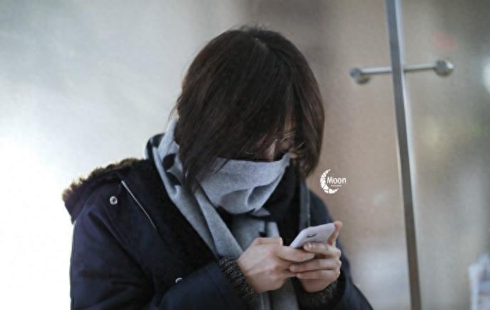 在机场又是啃手指又是捂脸的,终于见到郑爽的最新机场照啦!