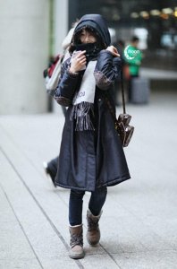 ​在机场又是啃手指又是捂脸的，终于见到郑爽的最新机场照啦！