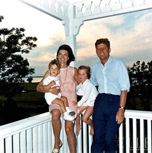 美国第35任总统肯尼迪遇刺前的珍贵旧照：家庭和睦，儿女双全！