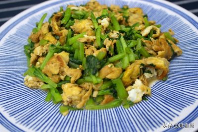 ​茼蒿炒鸡蛋，清香滑嫩超好吃，做法简单百吃不厌，我家常做