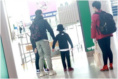 ​沙溢带儿子出行，8岁安吉颜值玩对对碰，撞脸宋仲基又神似刘浩然