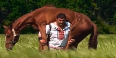 ​世界上最强壮的男人，能轻松扛起一匹马，更获得了63项世界纪录