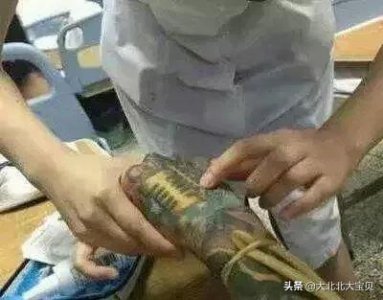 ​搞笑图片：100元钱的前世今生