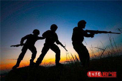 ​没有清晰的面孔，夕阳下兵哥的身影却帅气逼人