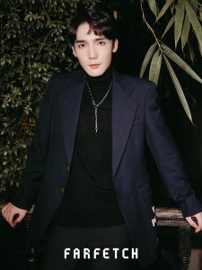 ​26岁曹煜辰和48岁胡兵，同是西装造型，“姐夫”不输“首席男模”