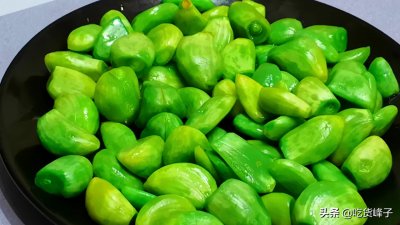 ​腊八节腌腊八蒜，牢记“1切2白”，7天就变碧绿，既简单又快速