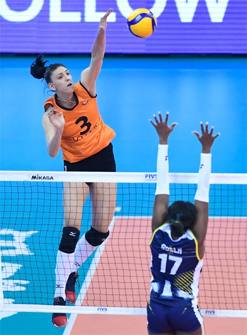 排球——女排世俱杯决赛：科内利亚诺对阵伊萨奇巴希